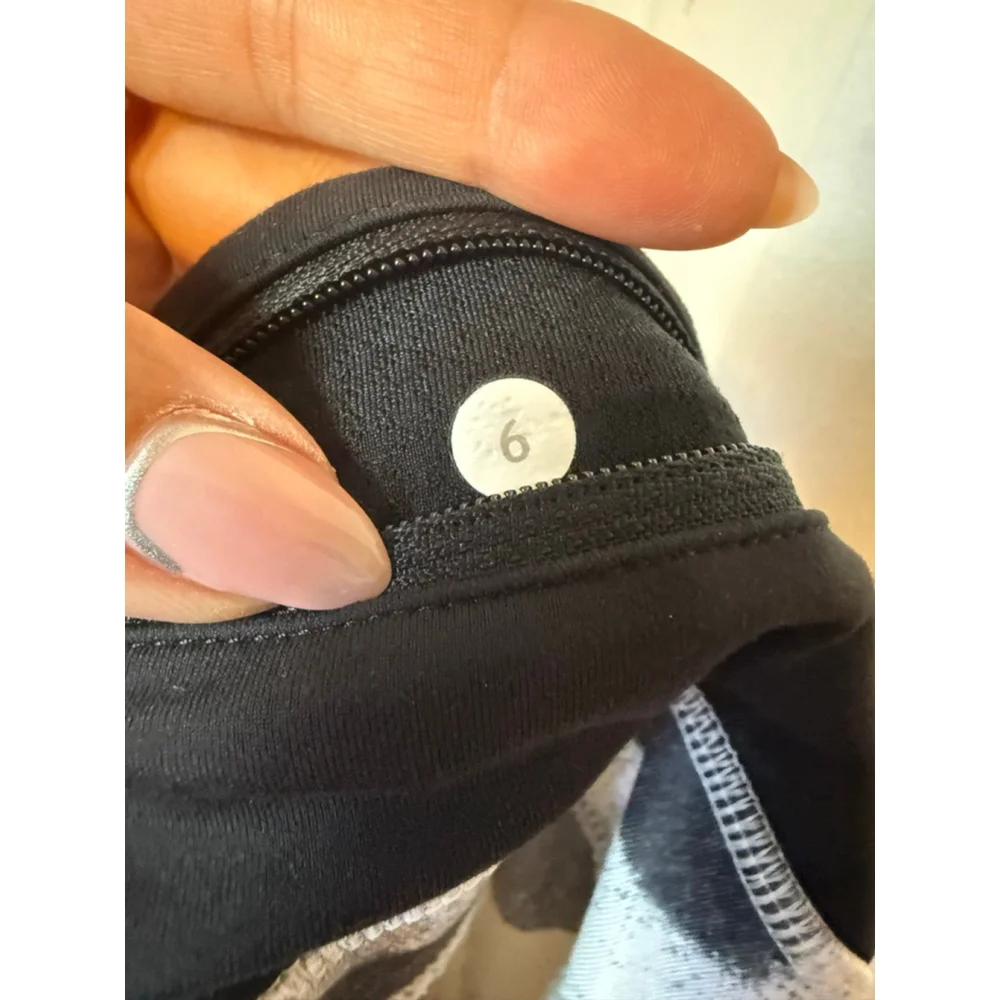 Preowned, Lululemon Run Dart and Dash Short Womens Seaside Dot Embossed, Size 6 - Picture 7 of 7